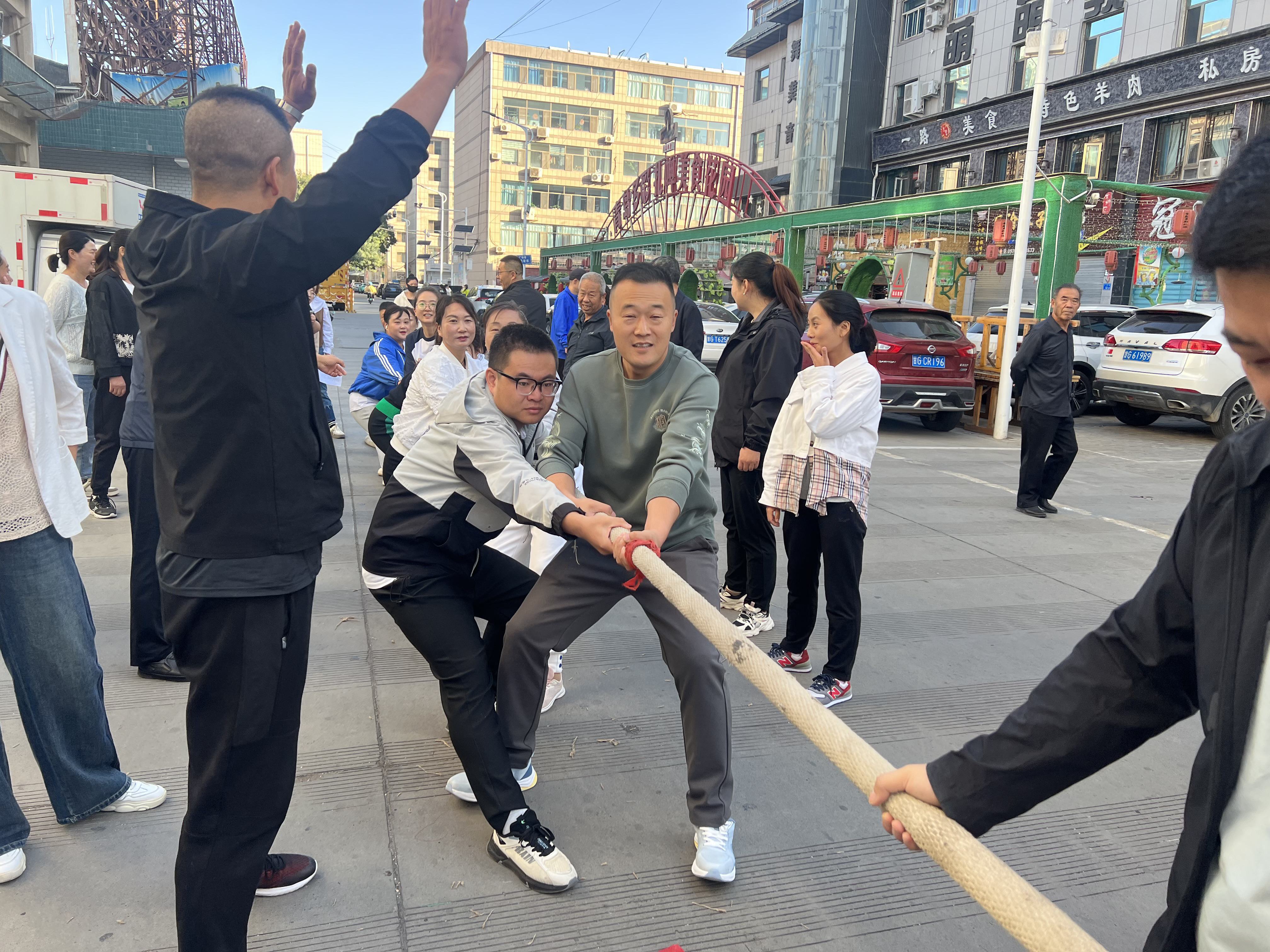 团队配合默契无间，夺冠路上坚定向前